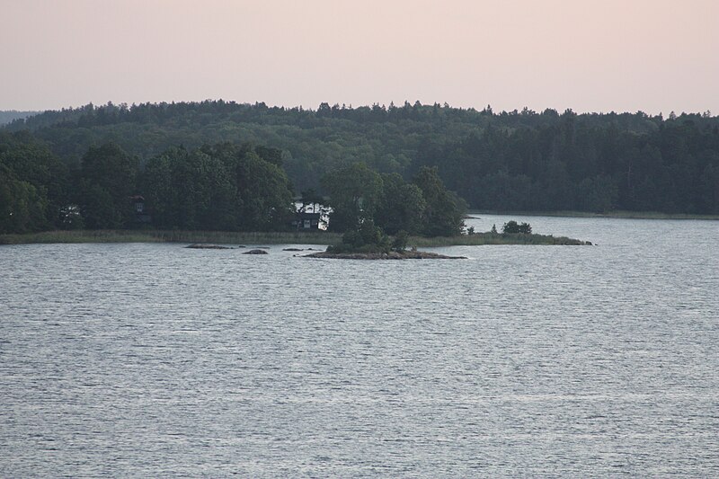 File:Cruisship route near Stockholm harbour 070.JPG