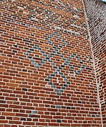 Motif géométrique en briques surcuites.