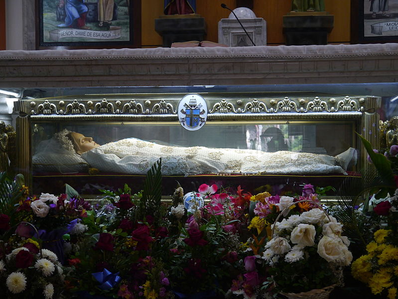 File:Cuerpo de Narcisa de Jesús en Altar.JPG