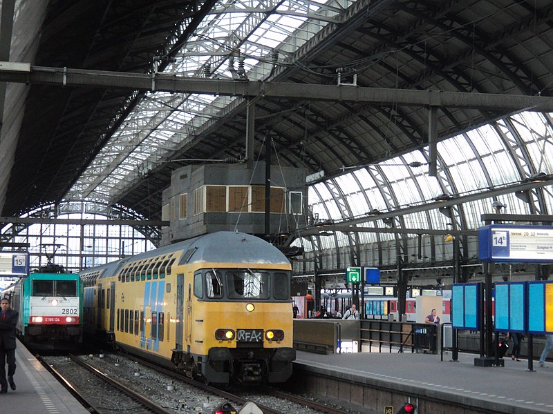 File:De BeNeLux-trein en een Nederlandse NS Trein - panoramio.jpg