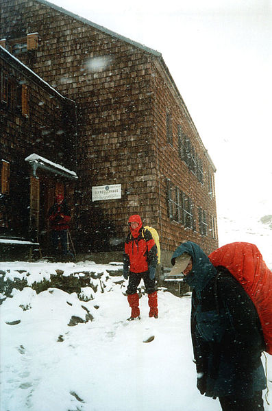 File:Defreggerhaus.Schnee.jpg