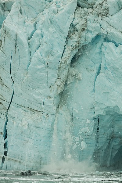 File:Desprendimiento en el glaciar Margerie, Parque Nacional Bahía del Glaciar, Alaska, Estados Unidos, 2017-08-19, DD 57.jpg