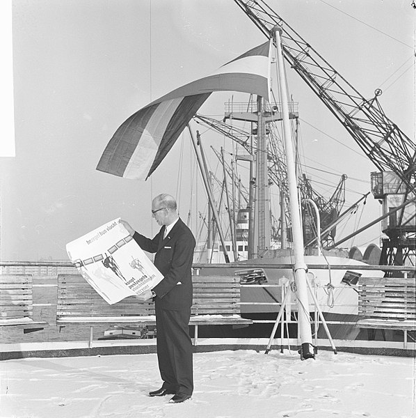 File:Dhr. B. Haverman , directeur ICEM, toont aan boord HAL-schip affiche ICEM-zegels, Bestanddeelnr 918-6930.jpg