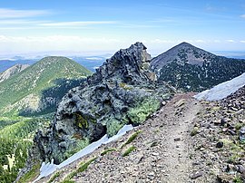 Fotografija sa staze na vrhu Agassiz koja ljeti gleda prema vrhovima Doyle i Fremont