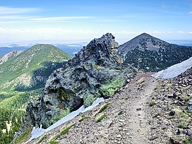 Et foto fra et spor på Agassiz Peak med udsigt mod Doyle og Fremont toppe om sommeren