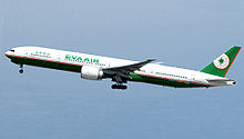 Boeing 777-300ER EVA Air in decollo all'aeroporto di Los Angeles