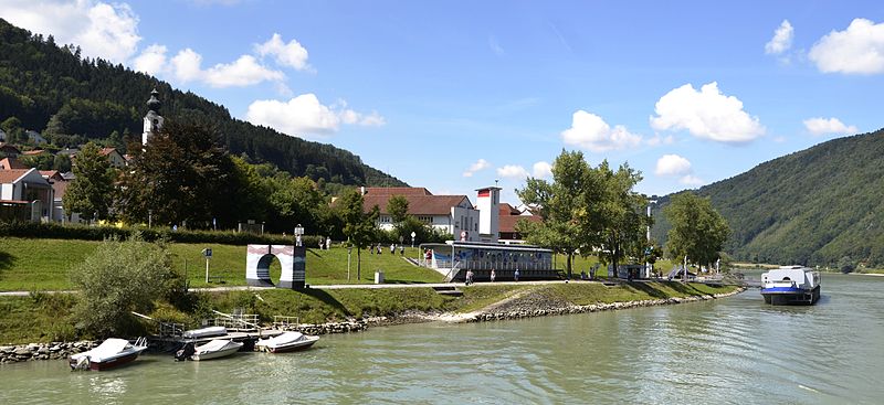 File:Engelhartszell an der Donau -03.JPG