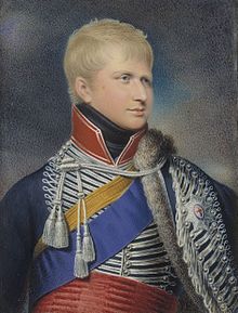 Portrait de trois-quarts d'un jeune homme aux cheveux blonds.