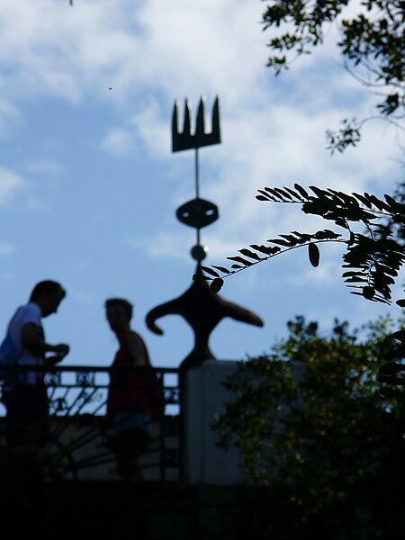 File:Escala del Generalife i Fundació Miró P1250856.jpg