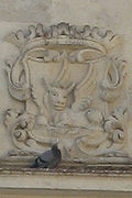 Escudo pareja del anterior, ambos de principios del siglo XVIII.