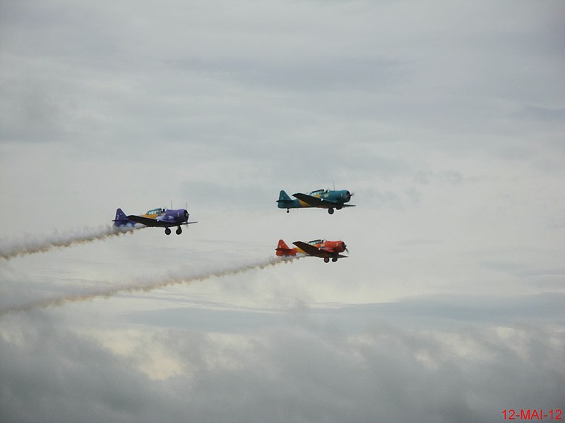 File:Esquadrilha da Fumaça 60 anos - Pirassununga - Show Aéreo com a Esquadrilha Oi, com os aviões NA T-6. A Esquadrilha da Fumaça iniciou as suas apresentações em 14 de maio de 1952 com este modelo de a - panoramio.jpg