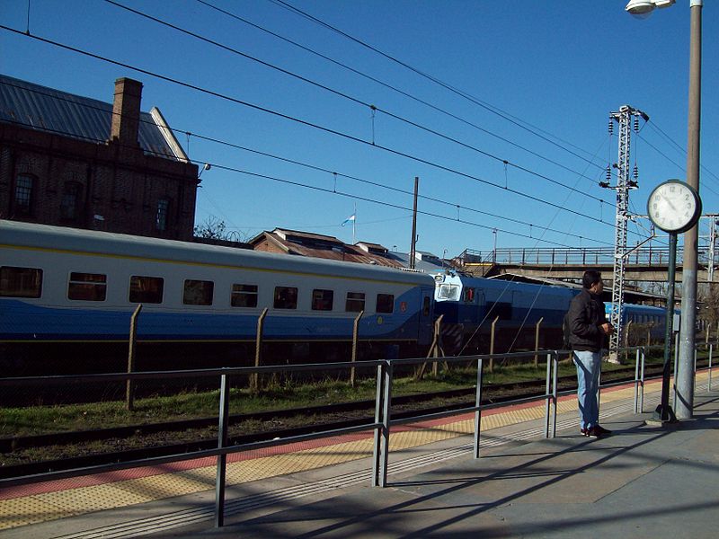 File:Estación Remedios de Escalada - coches en taller.JPG