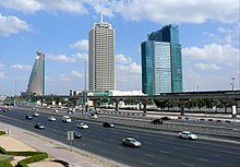 Turo de World Trade Centre (centre); antaŭ ĝi viadukto de Dubaja Metroo, decembro 2007