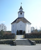 Foto einer weißen Holzkirche