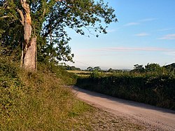 Сельскохозяйственная дорога между Лландоу и Клеменстоуном - geograph.org.uk - 913972.jpg