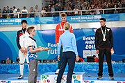 Deutsch: Fechten bei den Olympischen Jugend-Sommerspielen 2018: Tag 1, 7. Oktober 2018, Jungen, Säbel, Siegerehrung - Gold: Krisztián Rabb (HUN), Silber: Hyun Jun (KOR), Bronze: Mazen Elaraby (EGY); Medaillen überreicht durch IOC-Mitglied Britta Heidemann, Maskottchen überreicht durch FIE-Generalsekretär Emmanuel Katsiadakis English: Fencing at the 2018 Summer Youth Olympics at 7 October 2018 – Boys' sabre Medal ceremony – Gold: Krisztián Rabb (HUN), Silver: Hyun Jun (KOR), Bronze: Mazen Elaraby (EGY); Medal presenter: IOC member Britta Heidemann, Mascot presenter: FIE Secretary General Emmanuel Katsiadakis