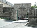 Entrada no recinto militar, á esquerda o Cuartel de Instrución