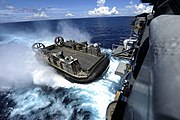 空荷状態でウェルドックに進入するLCAC。旋回式スラスタは左斜め前を向いている