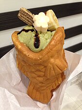 Taiyaki used as an ice cream holder, sold in Taipei