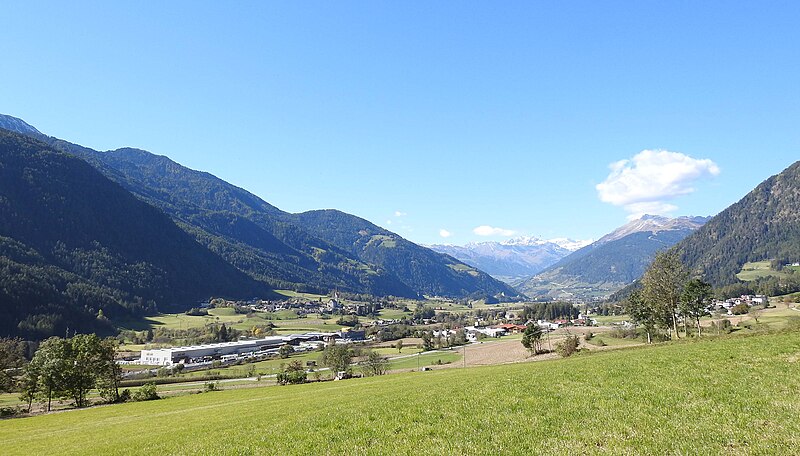 File:Freienfeld, BZ - Valgenäun - Südtiroler Wipptal, Stilfes v O, Stubaier Alpen.jpg