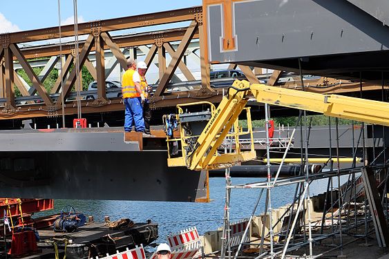 Mittelteil der Brücke wird gehoben, noch n Stück