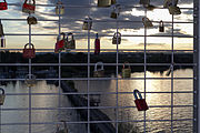 English: Love padlocks at the mole tower in Friedrichshafen. Deutsch: Liebesschlösser am Geländer des Moleturms in Friedrichshafen.