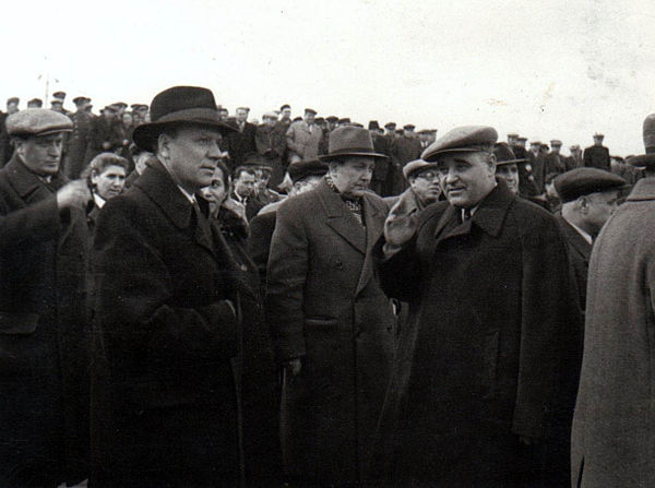 March 1953: Gheorghiu-Dej (front row) returning from Stalin's funeral and being met by party officials, including Răutu (second row, middle, with Ghiz