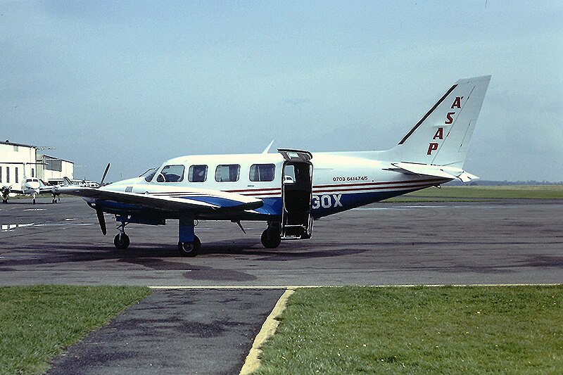File:G-BGOX Piper Navajo Anglo Scottish Air Parcels CVT 30-09-81 (39565740972).jpg