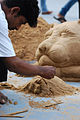 Ein Sand-Bildhauer beim Goa Sand Art Festival in Indien