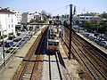 Train à l'arrêt le long du quai 2 bis se dirigeant vers Paris-Montparnasse. À gauche et à droite, on aperçoit les quais latéraux