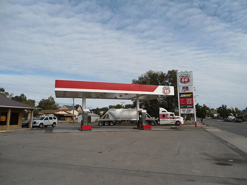 File:Gasstation Milford - panoramio.jpg