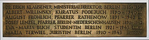 Część tablicy poświęcona pamięci zamordowanych przez nazistów katolików z archidiecezji berlińskiej znajdująca się w Katedrze Św Jadwigi Śląskiej w Berlinie