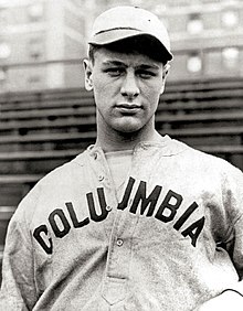 Lou Gehrig com a camisa do time de beisebol da Universidade de Columbia