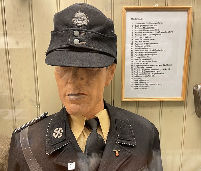 File:Germanske SS Norge (WW2 Norwegian SS volunteers) Uniform 1942. Ski cap Bergmütze Totenkopf insignia Sunwheel swastika collar tab etc Hjemmefrontmuseet Rakkestad (local WW2 museum Norway) 2021-06-20 IMG 6408.jpg