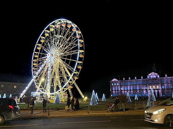 La Grande-roue avec les illuminations de Noël devant la mairie de Caen.