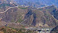 Kiinan muuria ja G6-moottoritietä (entinen Badalingin moottoritie) Badalingin kohdalla.