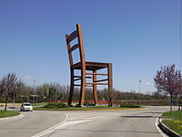 La Grande sedia, simbolo del Triangolo della Sedia, si trovava a Manzano (demolito il 20 dicembre 2016)