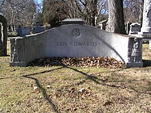 Tumba de Gus Edwards en el cementerio Woodlawn.JPG