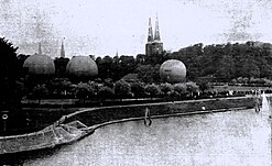 Der Füllplatz der Ballons „Hamburg“, „Bremen“ und „Lübeck“ auf dem Sportplatz. Im Hintergrunde, hinter den Wällen, die Stadt Lübeck.