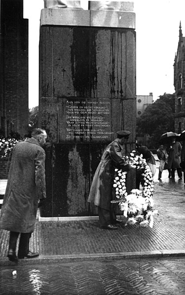 File:HUA-166881-Afbeelding van de kranslegging door Prins Bernhard bij het juist onthulde monument voor tijdens de oorlog gevallen spoorwegpersoneel, aan het Moreelsepark te Utrecht.jpg