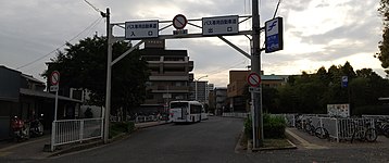 箱崎71号線、筥崎宮参道の南西側（左：箱崎一丁目、右：馬出四丁目）