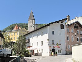 Hallein, straatzicht met kerktoren