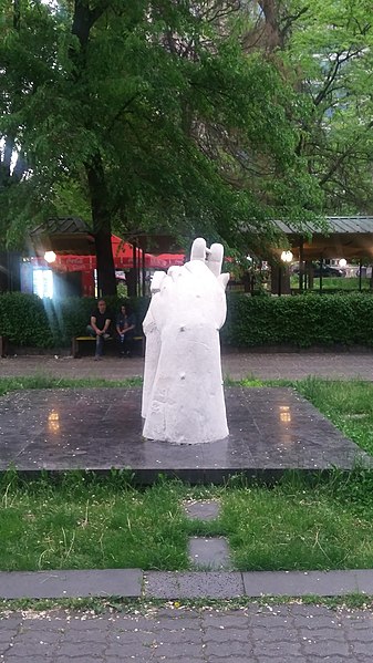 File:Hands of Friendship, Yerevan 25.jpg