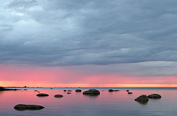 Crepúsculo na baía Hauaneeme, Parque Nacional de Lahemaa, Estônia. (definição 3 829 × 2 520)