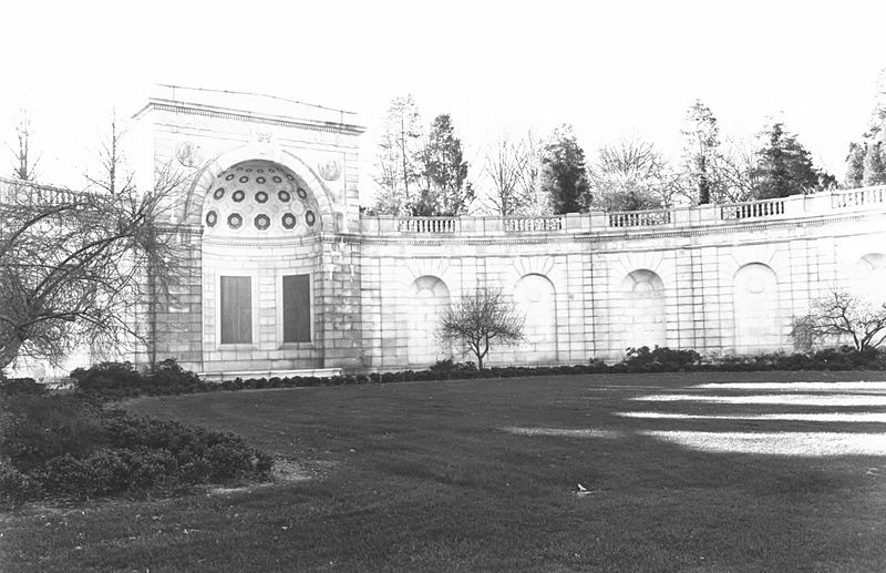 File:Hemicycle - Arlington National Cemetery - December 1979.jpg