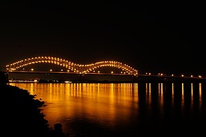 Hernando DeSoto Bridge at night.jpg