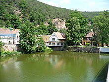 Herzogweiher, dahinter das Pfalzmuseum