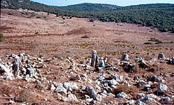 שרידי בית הכנסת - אפשר להבחין בשטח בשני עמודים המחורצים