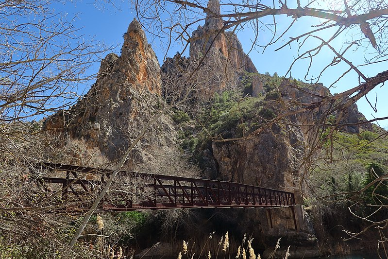 File:Hoces del Cabriel, antiguo puente sobre río Cabriel junto a Cuchilleras de Contreras.jpg