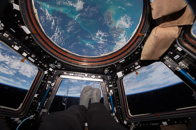 File:ISS-46 The Bahamas and Scott Kelly's feet seen in the Cupola.jpg